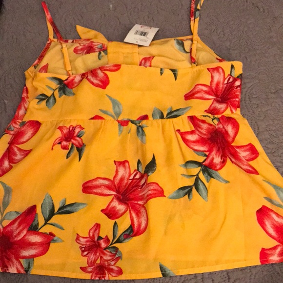 ❤️💛 GUESS TOP. New!! - Picture 4 of 8